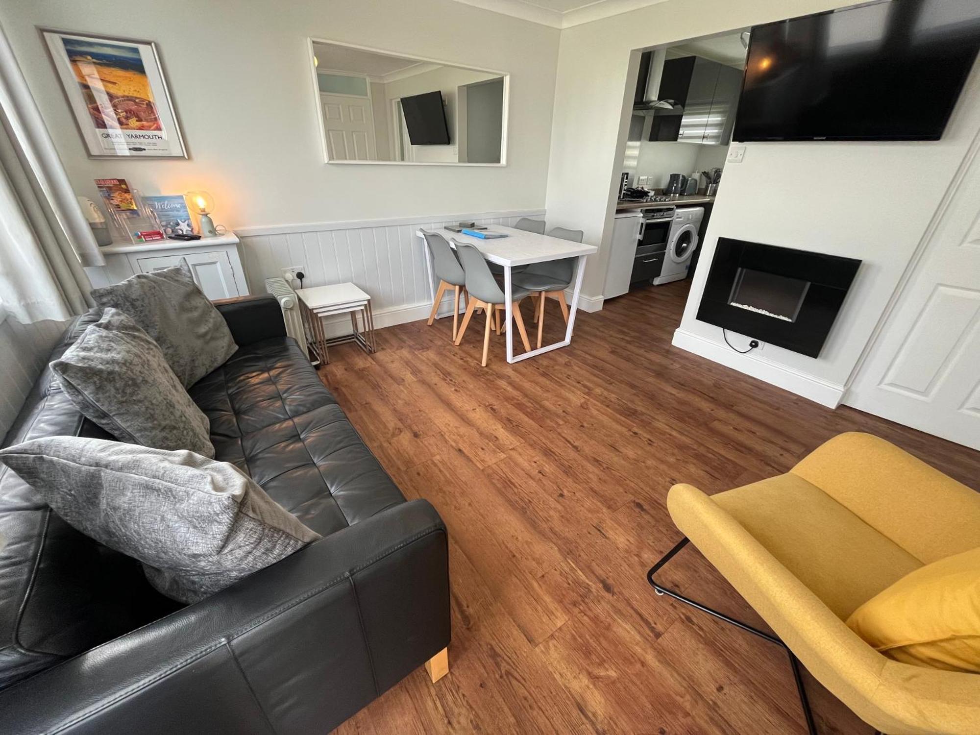 Beachcomber Sunbeach: Pet-Friendly Chalet with Club Access Scratby Exterior photo